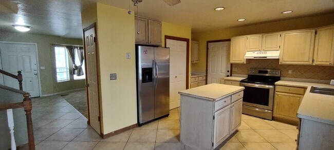Building Photo - Great location Quaint Orem Home w 2 car garage!