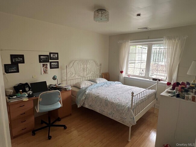 Foto del edificio - 3-06-6 Soundview Ln