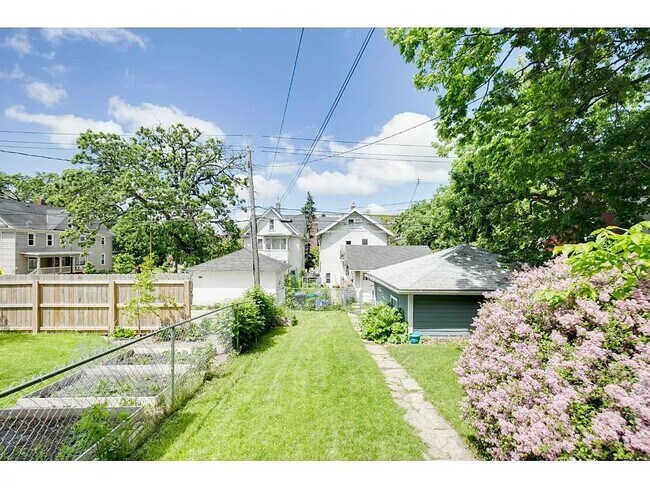Foto del edificio - Spacious 5 Bed | 2 Bath Home in the Heart ...