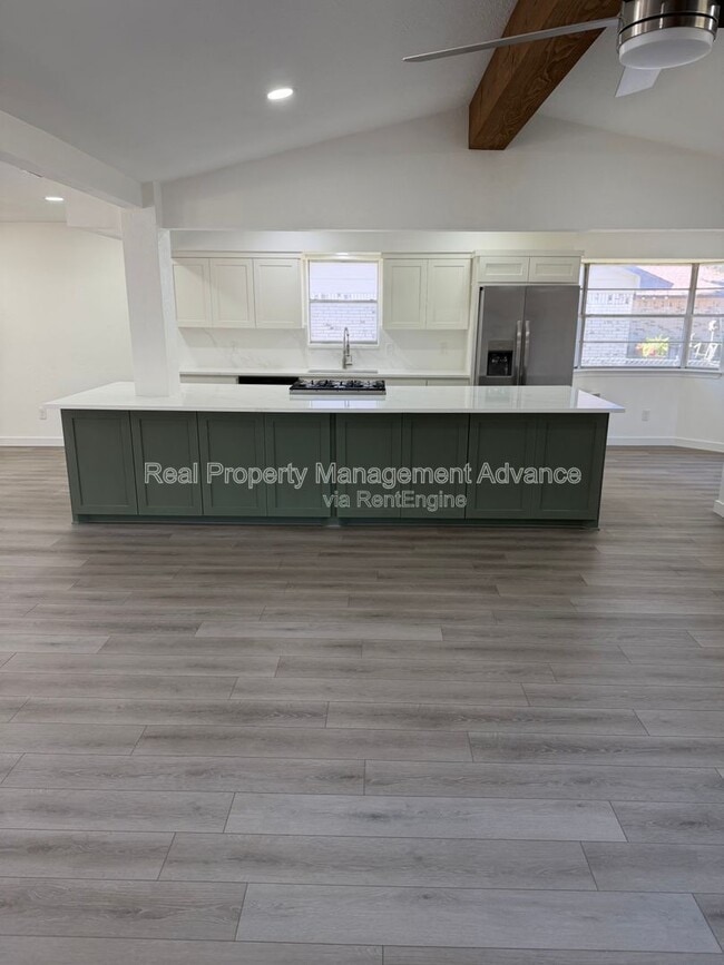 Building Photo - 905 Bromwich St