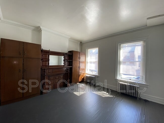 Building Photo - 351 W King St