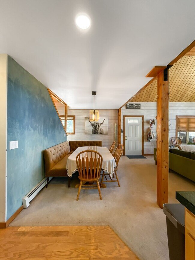 Foto del edificio - Cabin in the woods! Garage! Pets Negotiable! Furnished! Hot tub!