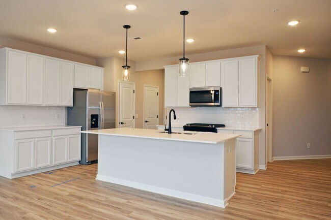 Building Photo - Gorgeous New Construction 3 bed 3 bath Tow...