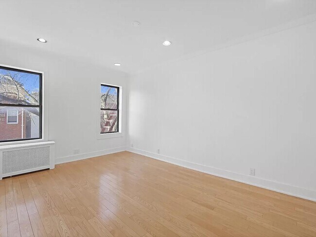 Foto del edificio - 44-14 Newtown Rd