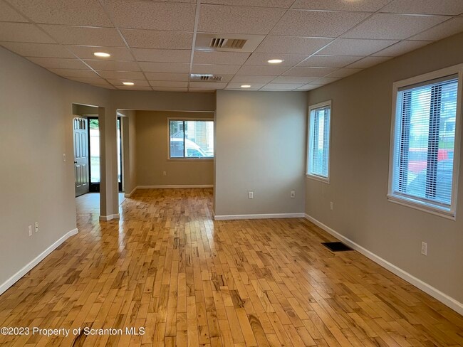 Building Photo - 440 Larch St
