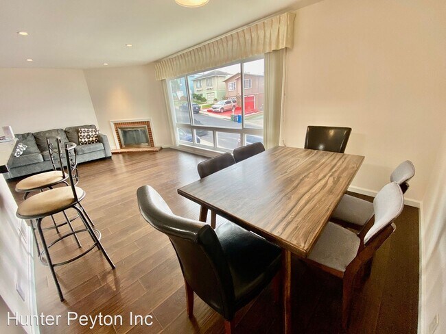 Foto del edificio - 3 br, 1.5 bath House - 64 Rockford Ave