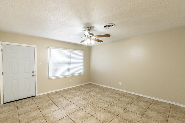 Building Photo - Three Bedroom Home in Quiet Neighborhood