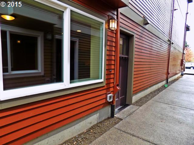 Entrada a ADU desde el costado de la casa. - 443 NE GRAHAM ST