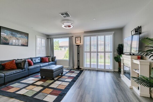 Foto del edificio - Furnished 5-Bedroom Home with Two Primary Suites