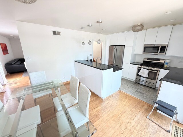 Building Photo - 5557 S Harper Ave
