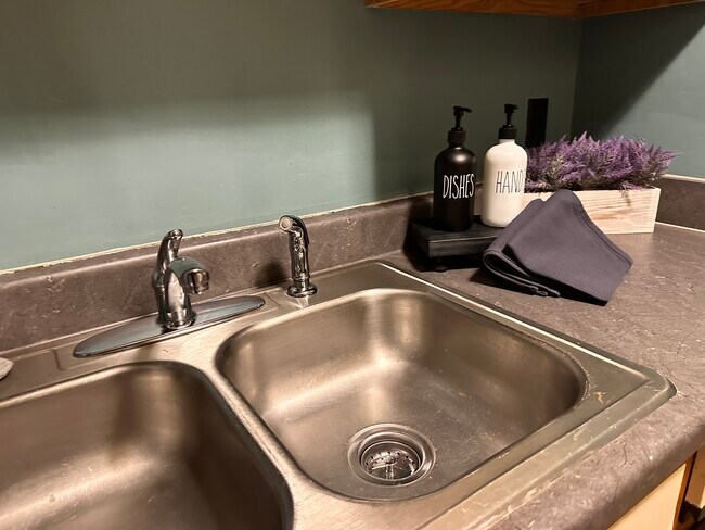 Building Photo - 110 Robbins Ave