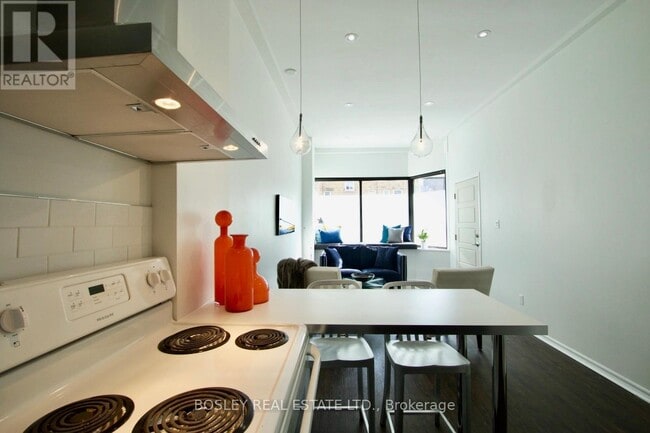 Building Photo - 866 Broadview Ave