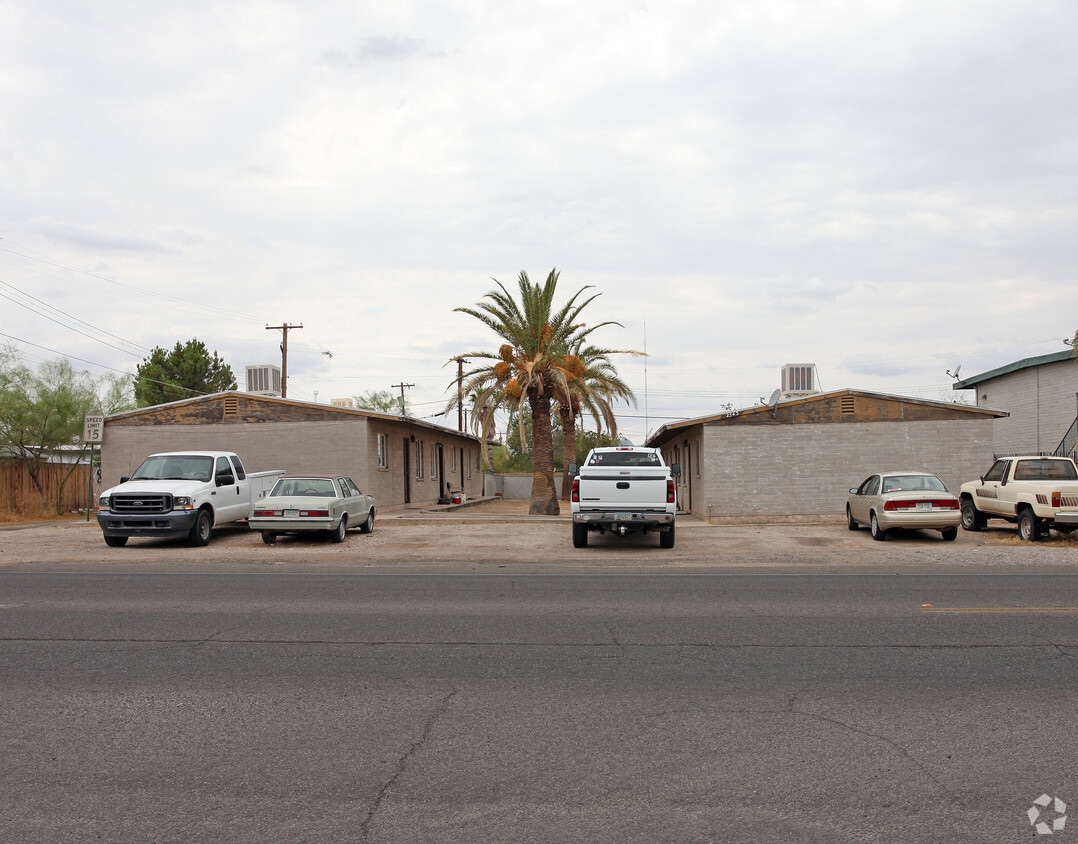 Primary Photo - 2545 N Park Ave