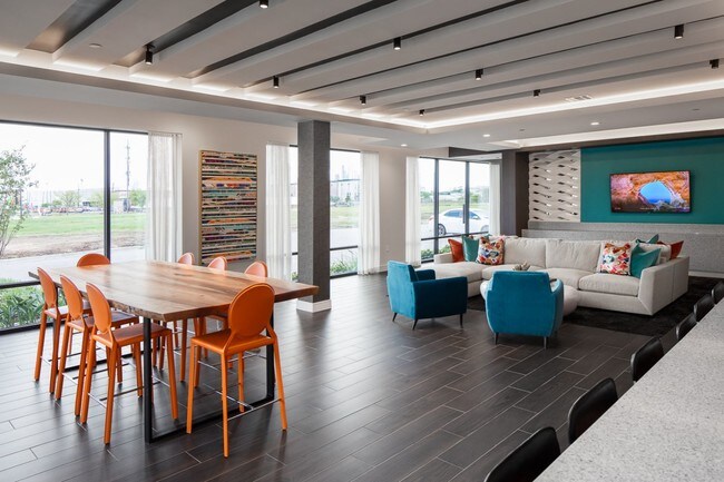 Building Photo - This Swanky 2 BR Could Be Yours