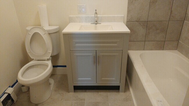 Baño de la planta baja - 28 Elm St