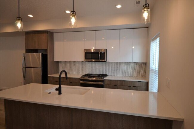 Building Photo - 620 Orchard Dr