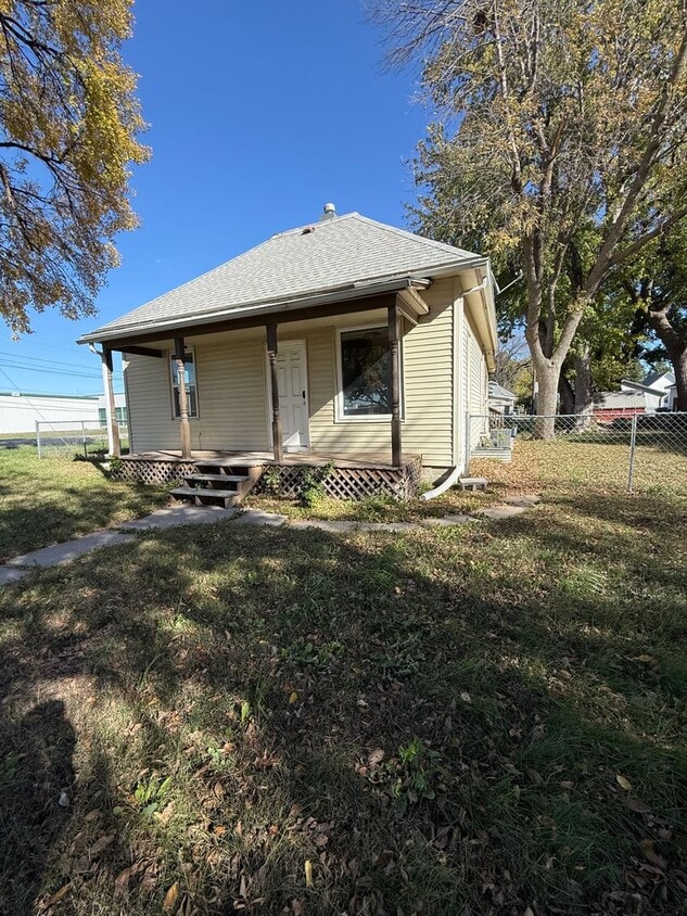 Primary Photo - 3 Bedroom 1 Bathroom house