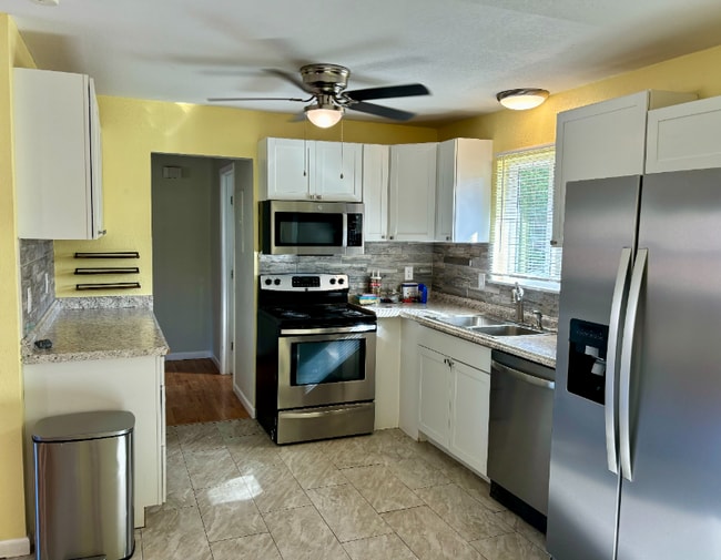 Building Photo - 4037 Valley Dr