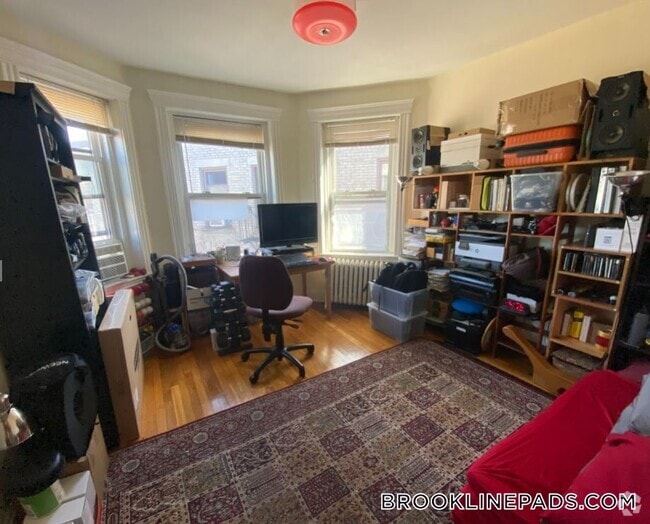 Building Photo - 352 Riverway