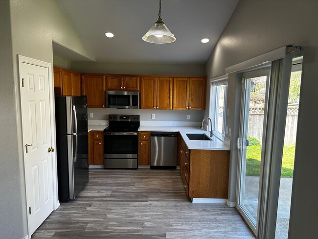 Foto del edificio - Recently Remodeled Three Bedroom, Two Bath...