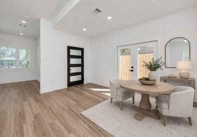 Foto del edificio - 8106 Locksley Rd