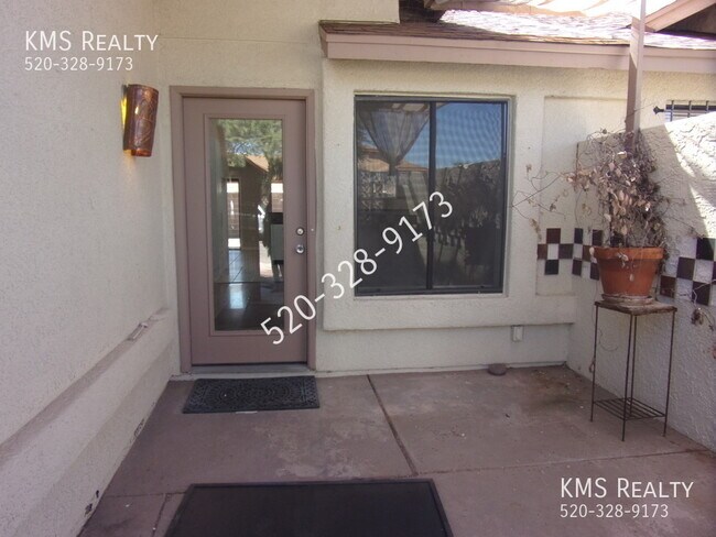 Building Photo - 3 Bedroom 2 Bath- 10048 E Desert Aire Driv...