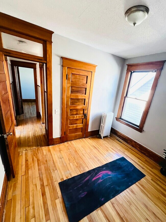 Building Photo - 984 Wakefield Ave
