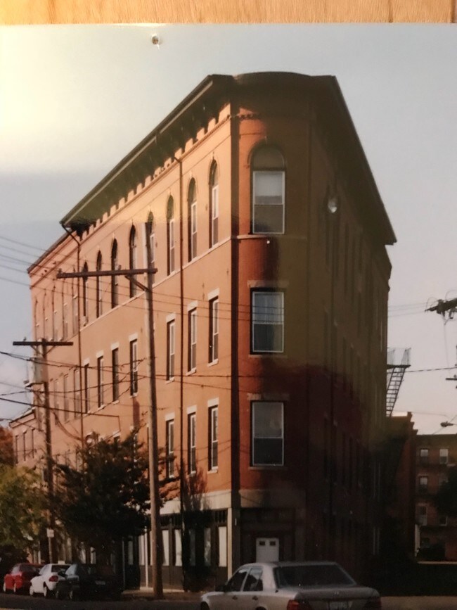 Building Photo - 124 Winnisimmet St