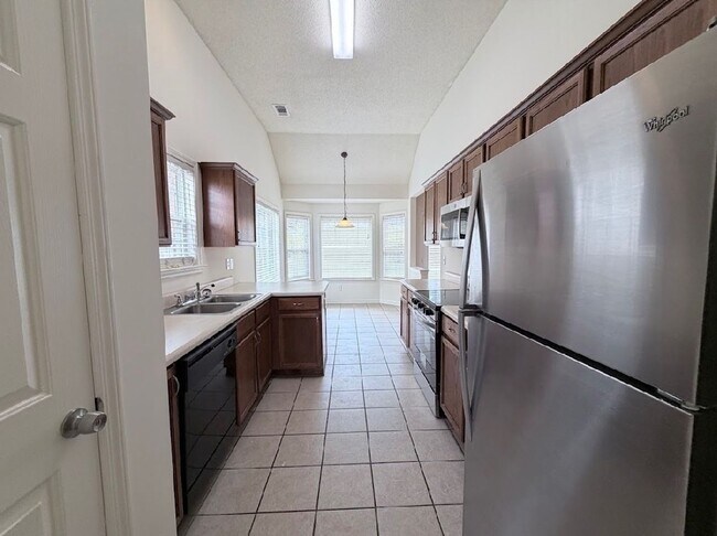 Foto del edificio - 3 bed, 3 bath with a bonus area over 2,000 Sq/ft in Cordova
