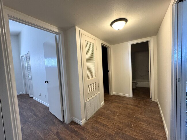 Foto del edificio - 777 Clouse Dr