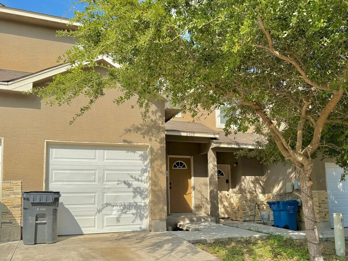 Primary Photo - 3 bed 2 bath townhome in Leon Valley near ...