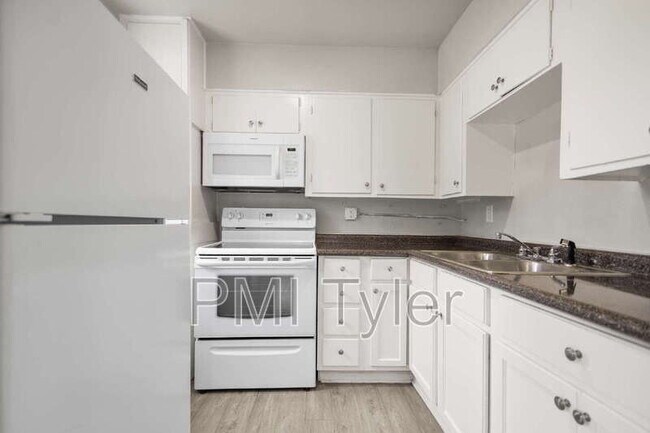 Building Photo - 1806 W Oakwood St