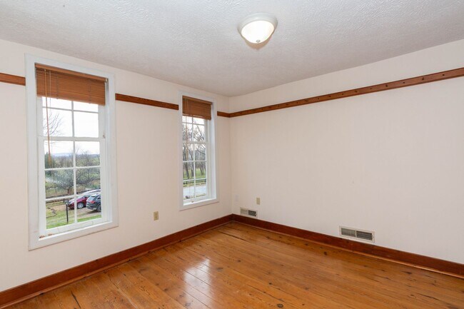 Building Photo - 562 Smithfield Ln