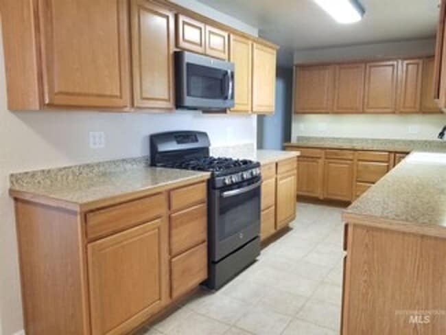 Building Photo - Rare 4 bedroom, 2 bath home on cul-de-sac.