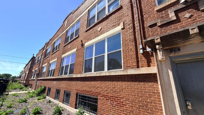 Building Photo - 904 W 68th St