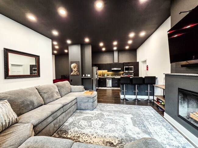 Building Photo - Gorgeous Modern MIL