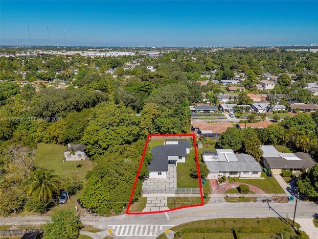 Foto del edificio - 651 NE 172nd St