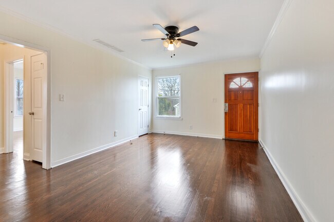 Building Photo - Charming 2b/1ba Marietta Duplex!!