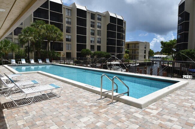 Foto del edificio - 20 Royal Palm Way