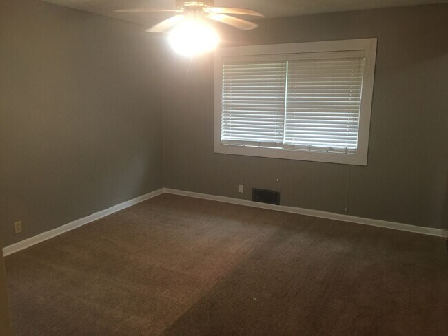 Foto del edificio - 3 Bedroom / 2 Bath Home Located Minutes from Downtown Lowell!