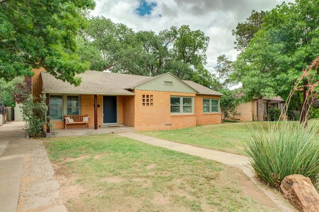 Foto del edificio - Pre-lease Summer 2026! Beautiful Tech Terrace Home! Full of Character!