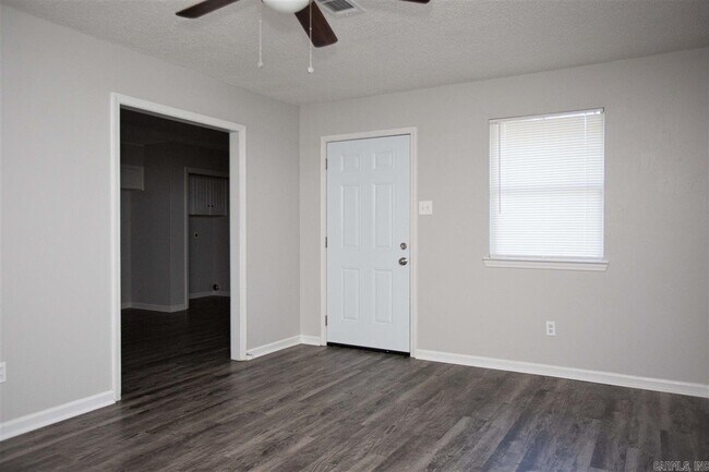 Building Photo - 300 Bellewood Ln