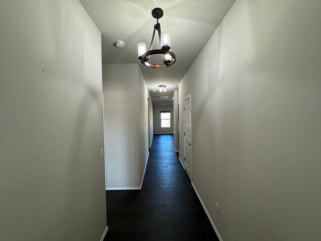 Building Photo - Comfort & Convenience!