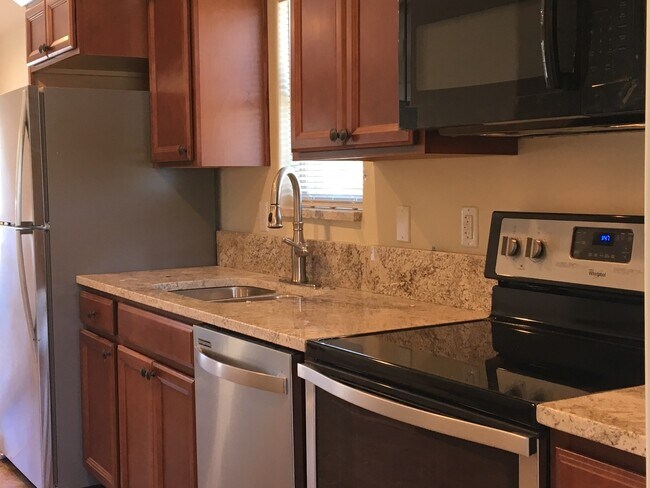 Foto del edificio - Upstairs Apartment of a Single Family Home