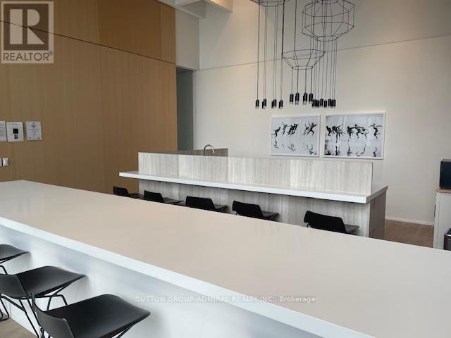 Building Photo - 8 Hillsdale Ave E