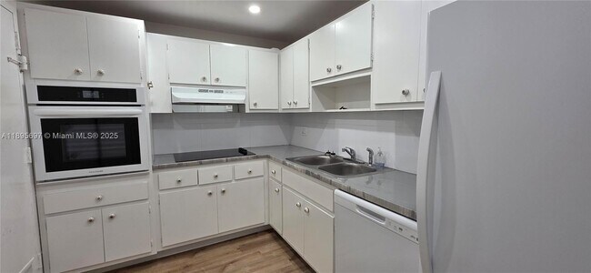 Building Photo - 400 Kings Point Dr