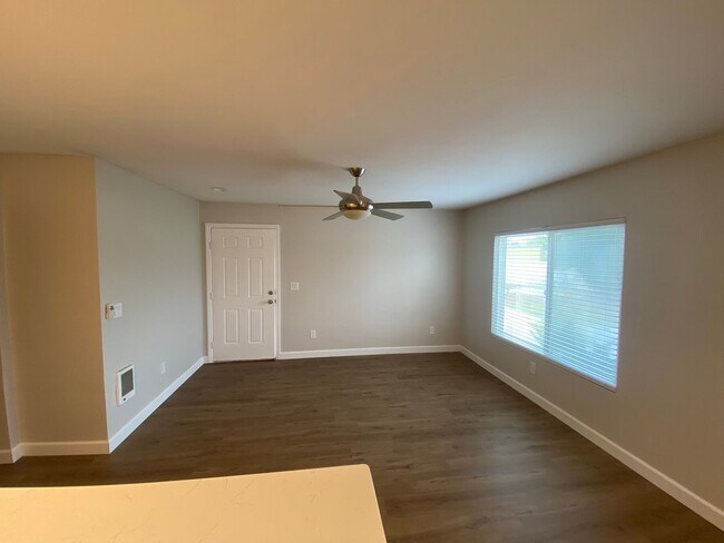 Foto del edificio - 3 Bed, 2 Bath First Floor Condo in Central...