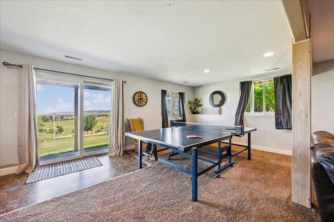 Building Photo - 3213 Hemlock Ct
