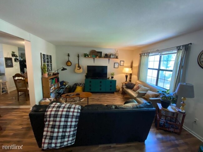 Foto del edificio - 3 br, 3.5 bath Townhome - 5951 Dixon Dr