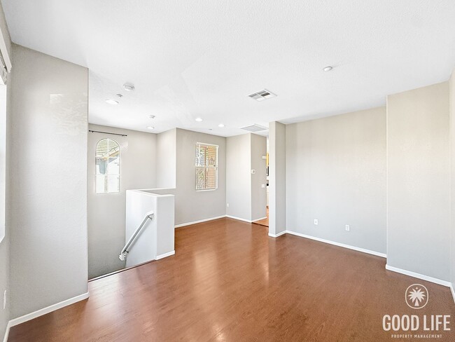 Foto del edificio - Stylish Eastlake Townhome with Pool Access...